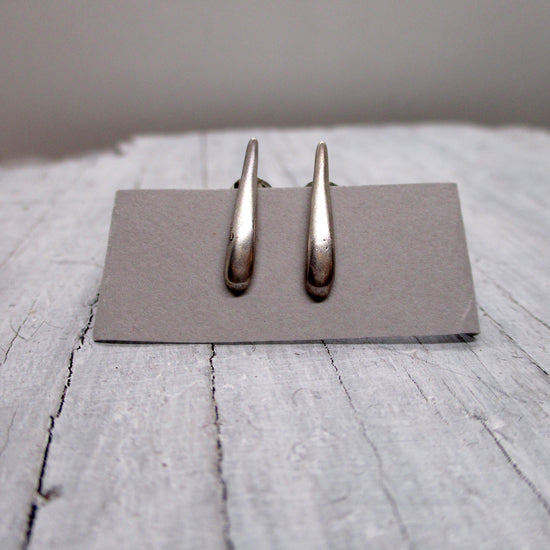 Load image into Gallery viewer, Minnow Post Earrings - Luxe Design Jewellery

